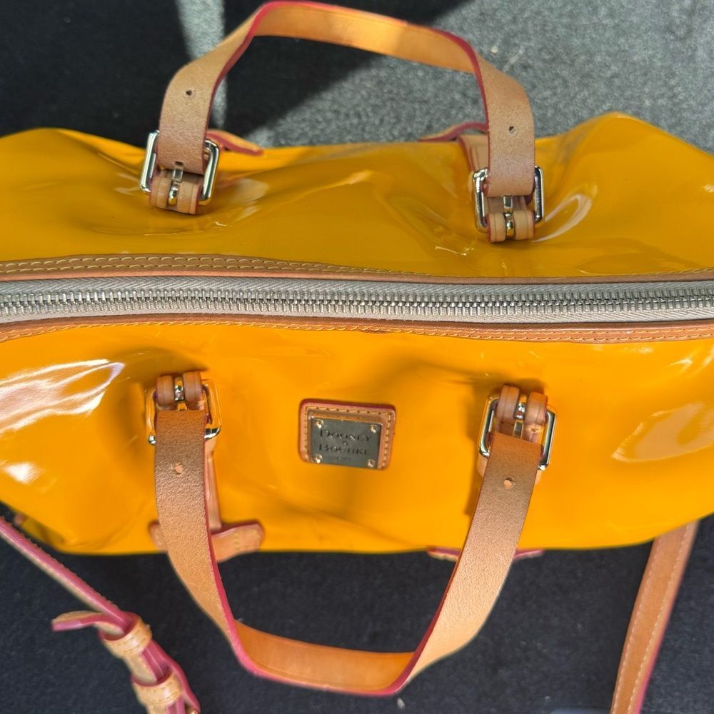 Vintage Dooney & Bourke Mustard Yellow Patent Leather Satchel Barrel. Adj straps - Picture 9 of 14